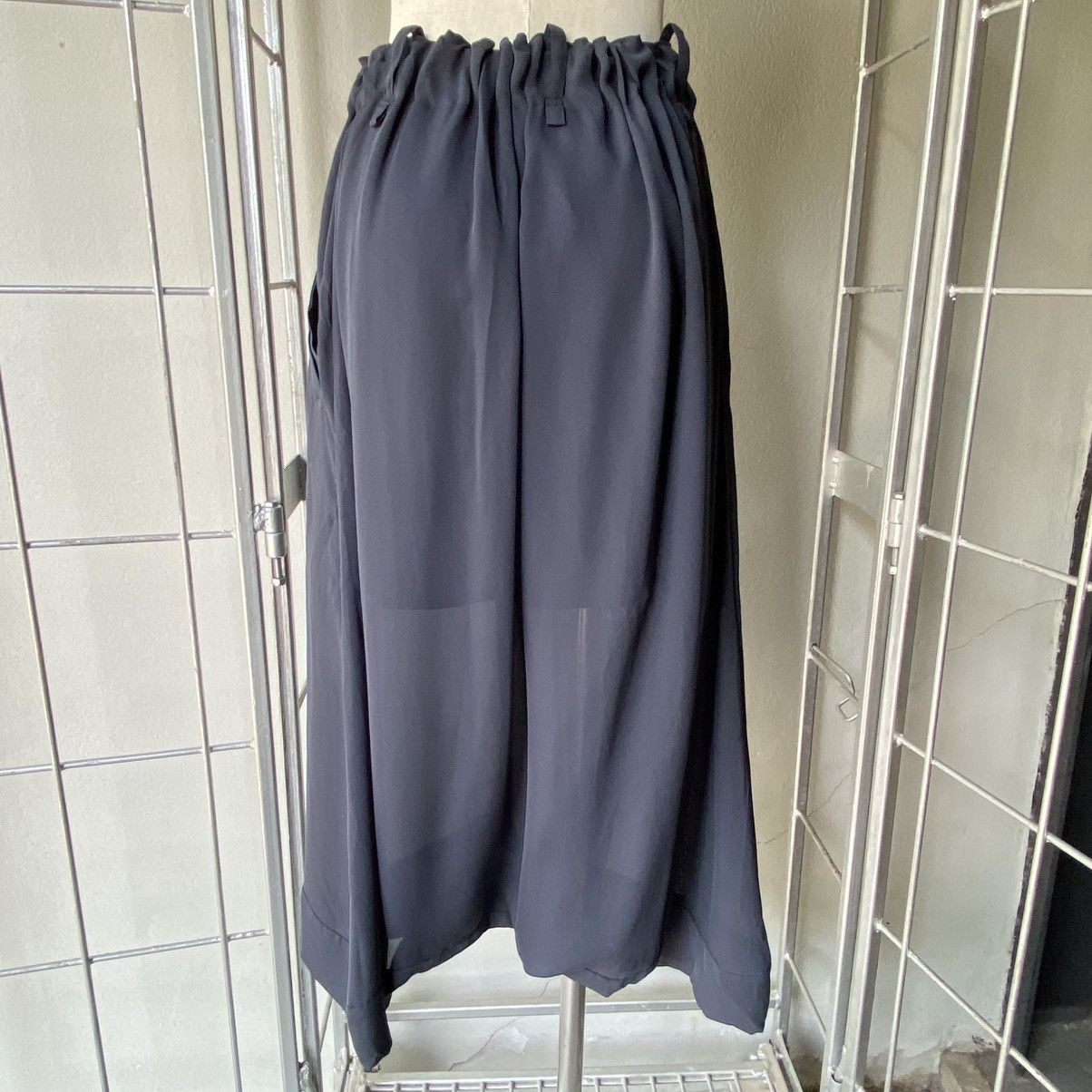 Issey Miyake ISSEY MIYAKE Dark Gray Chiffon Skort with Smocked Waist Size 27" / US 4 / IT 40 - 5 Thumbnail