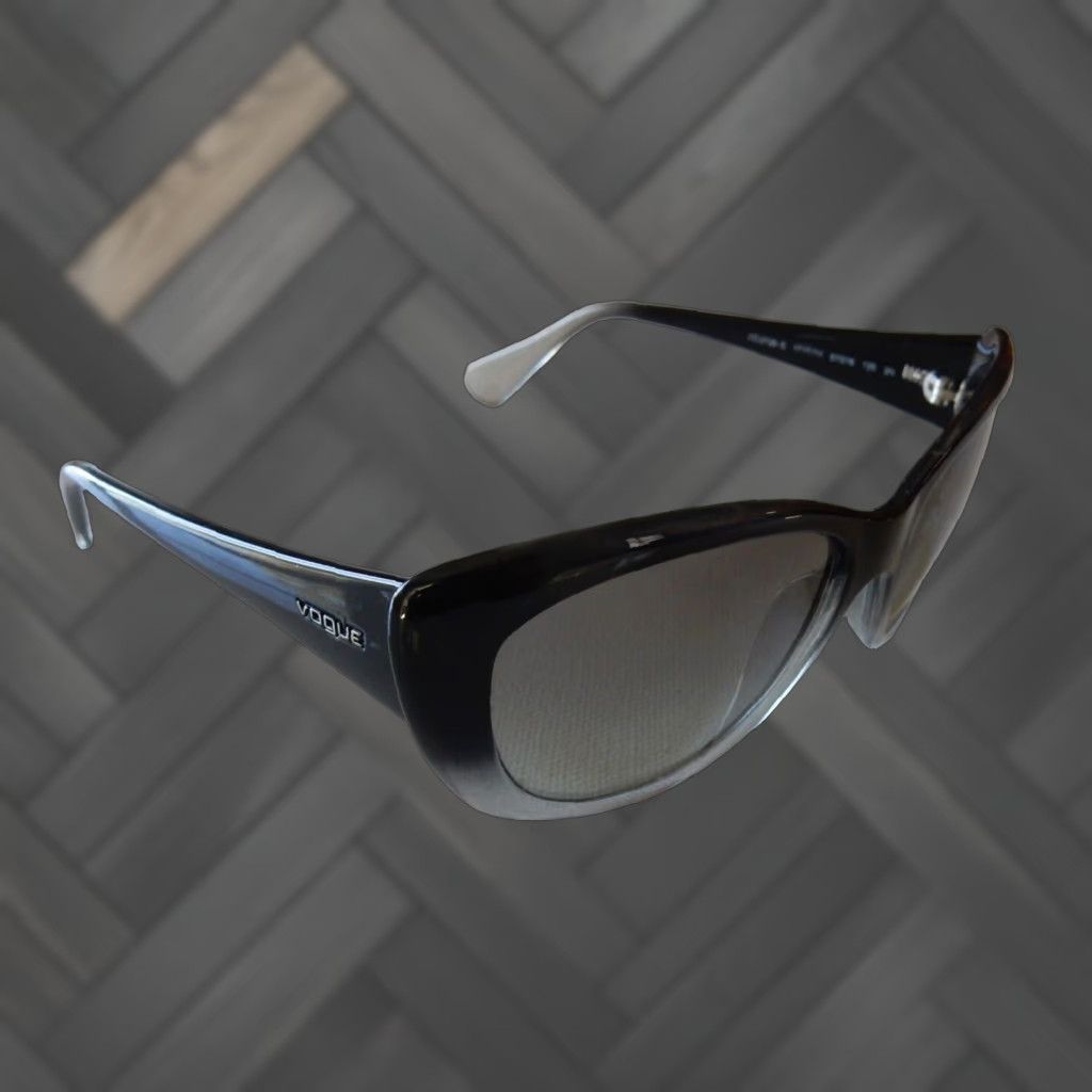 Vogue VOGUE Sunglasses Women Black small scratches vintage 2010s Size ONE SIZE - 1 Thumbnail