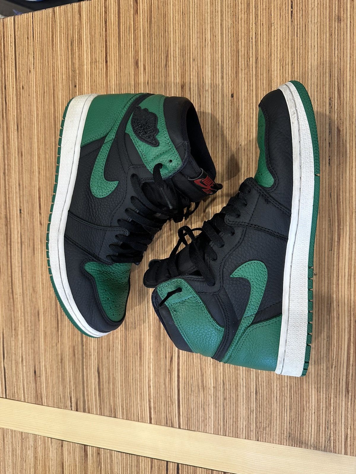 Jordan Brand Air Jordan 1 Retro High OG Black/Pine Green Size US 9.5 / EU 42-43 - 1 Thumbnail