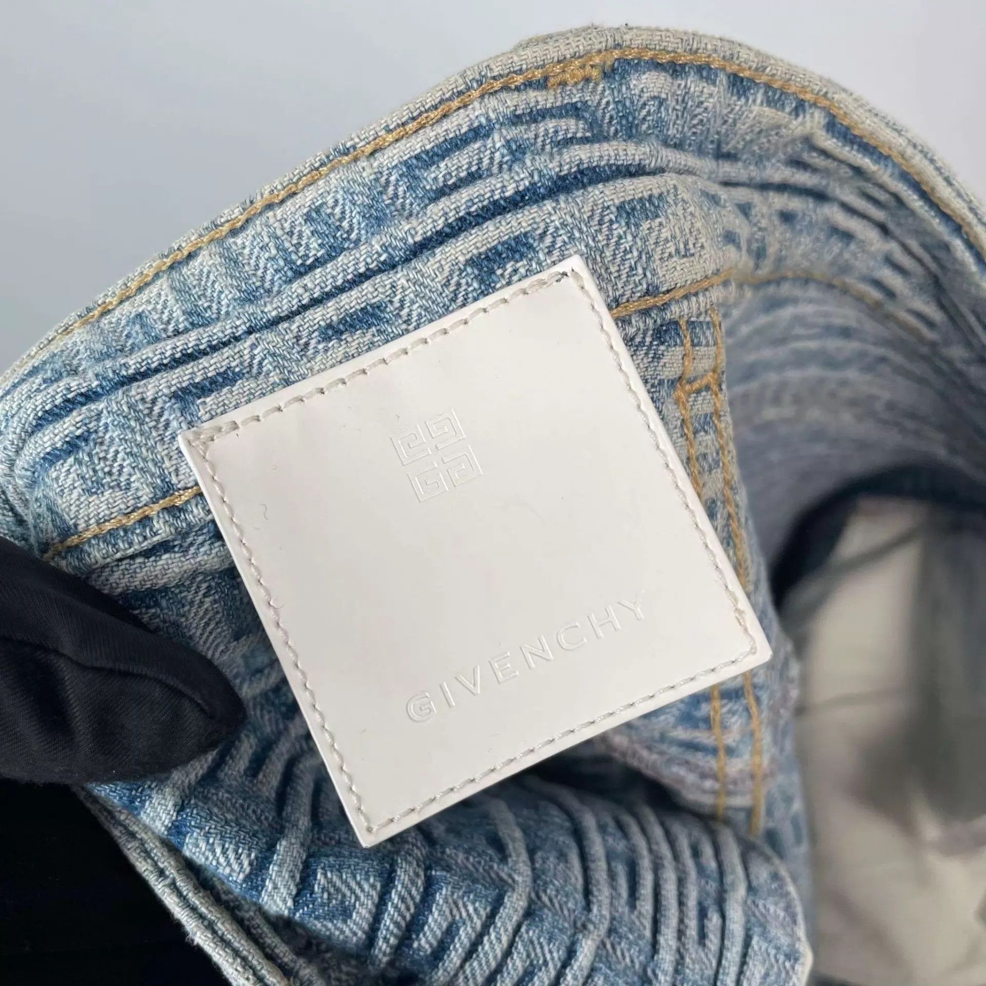 Givenchy Givenchy Light Wash Jeans 30 Size 30" / US 8 / IT 44 - 3 Thumbnail