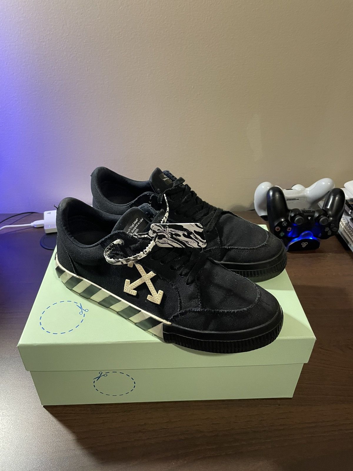 Off-White Off-White Vulc Low Black/White Size US 10 / EU 43 - 1 Thumbnail