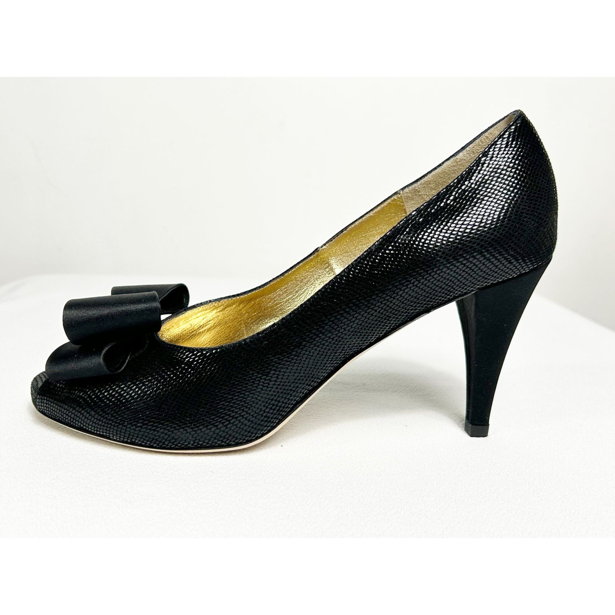 Ron White Ron White Fiona Onyx Embossed Suede Bow Peep Toe Pump in Bla Size US 9 / IT 39 - 1 Thumbnail