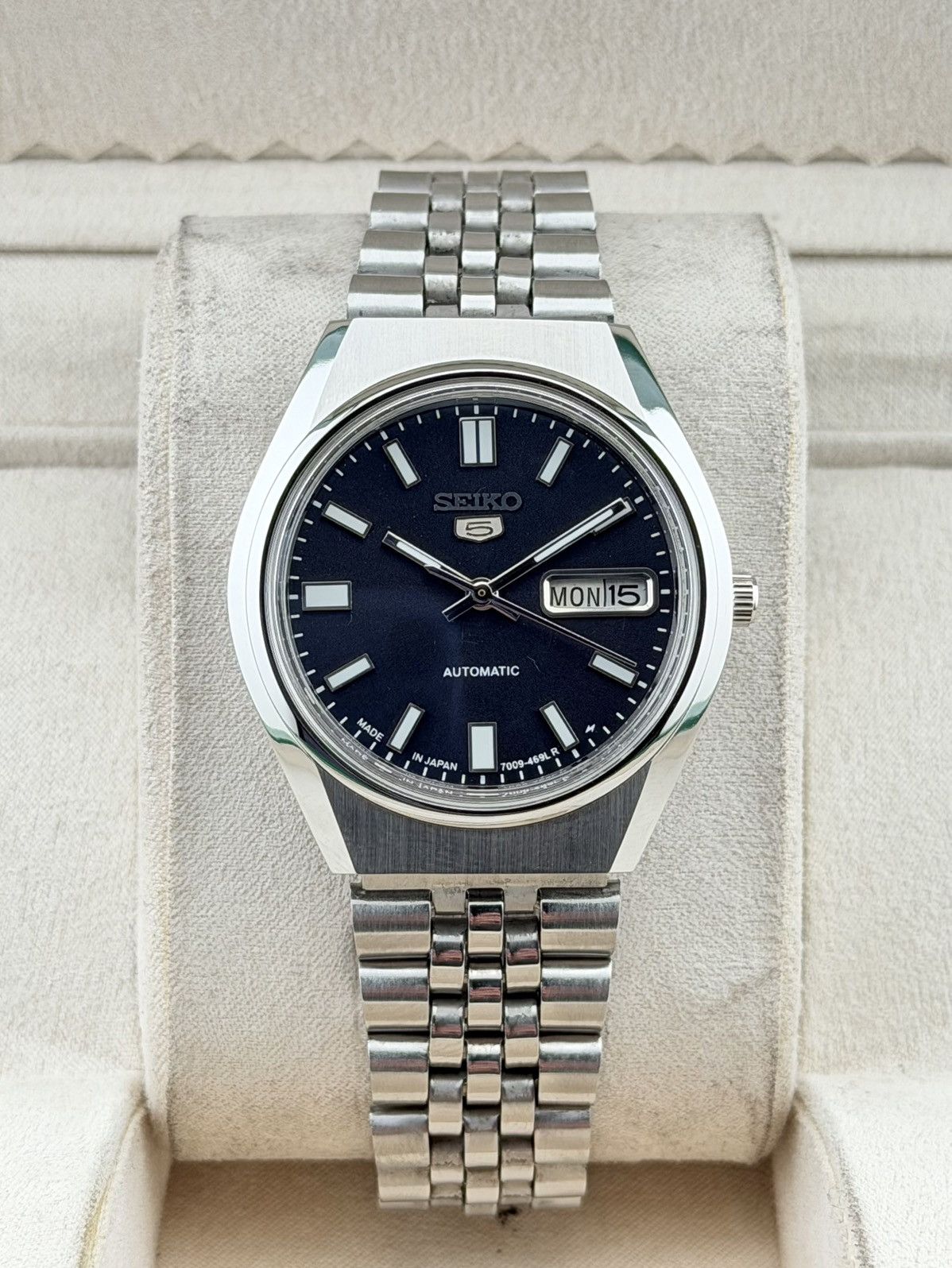 Seiko Seiko 5 Vintage Watch Black Dial Mens Automatic WristWatch Size 36 - 1 Thumbnail