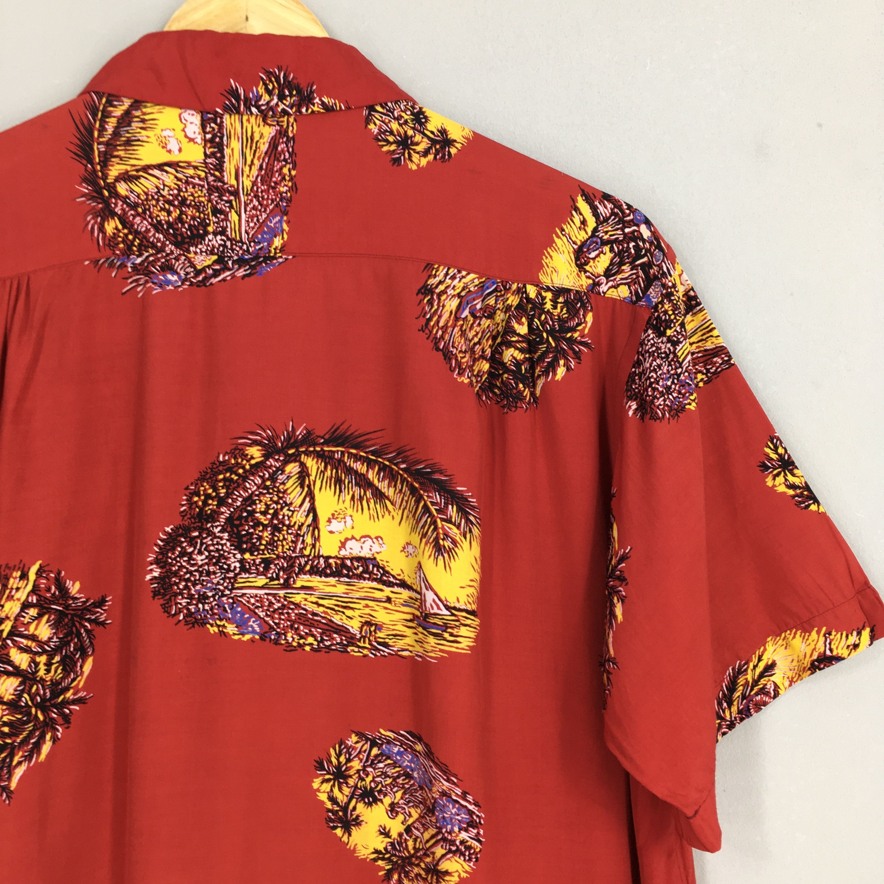 Vintage Vintage 1980s Royal Hawaiian Red Surfing Beach Rayon Shirt M Size US M / EU 48-50 / 2 - 7 Thumbnail