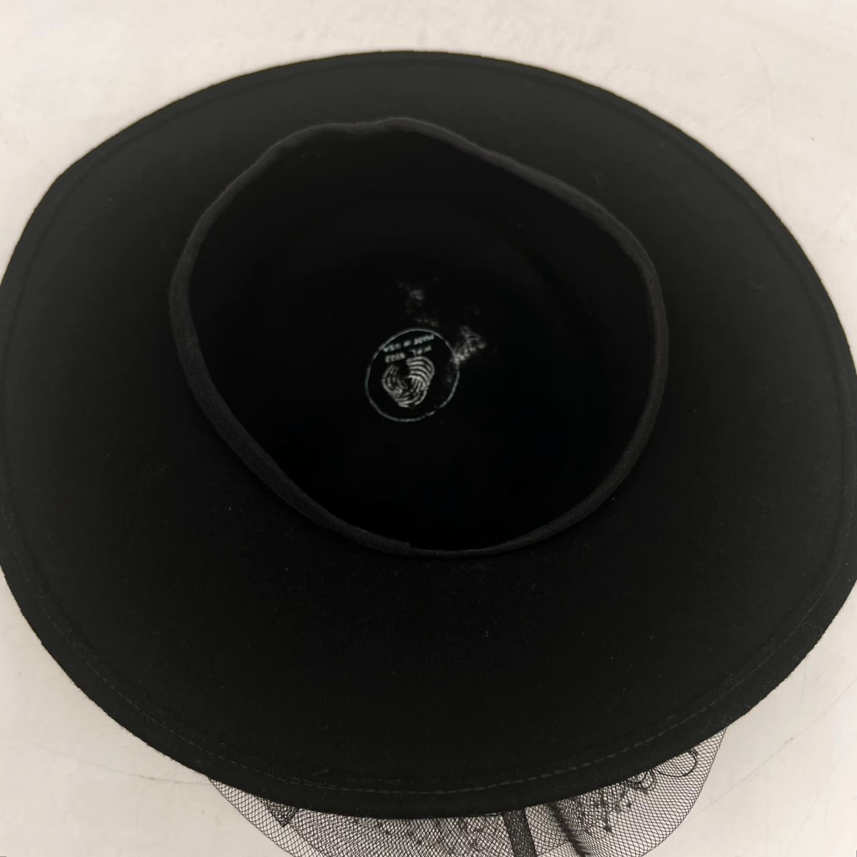 FELT VINTAGE Hollywood Black Wool Felt Spoon Hat Short Veil Band Bow One Size Women Size 42" / US 20 - 4 Thumbnail
