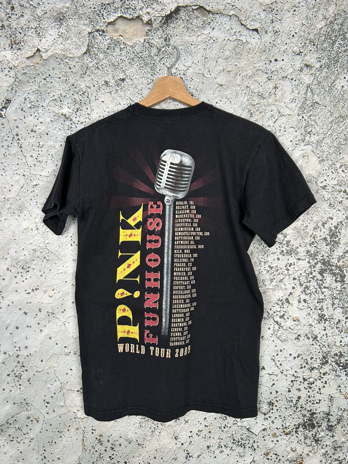 Band Tees Vintage Pink Funhouse 2009 World Tour Rock Band Tee Size US S / EU 44-46 / 1 - 4 Thumbnail