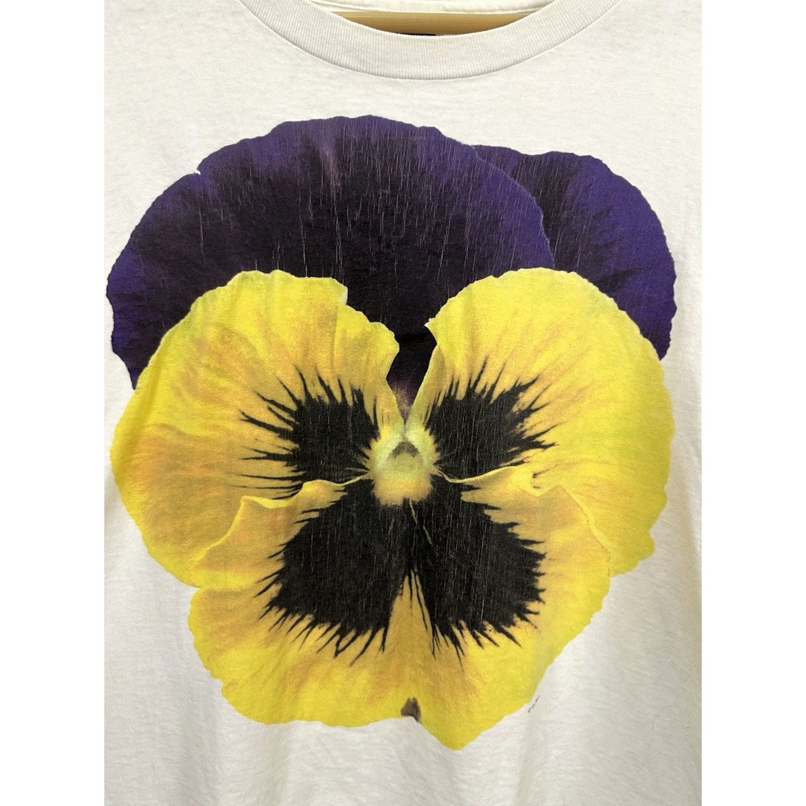 Vintage VTG 90s Pansy Flower Plant Nature Big Print Portrait Art Studio Q T-Shirt L Men White Floral Shirt Short Sleeve XS-XL Adapted Size US L / EU 52-54 / 3 - 2 Thumbnail