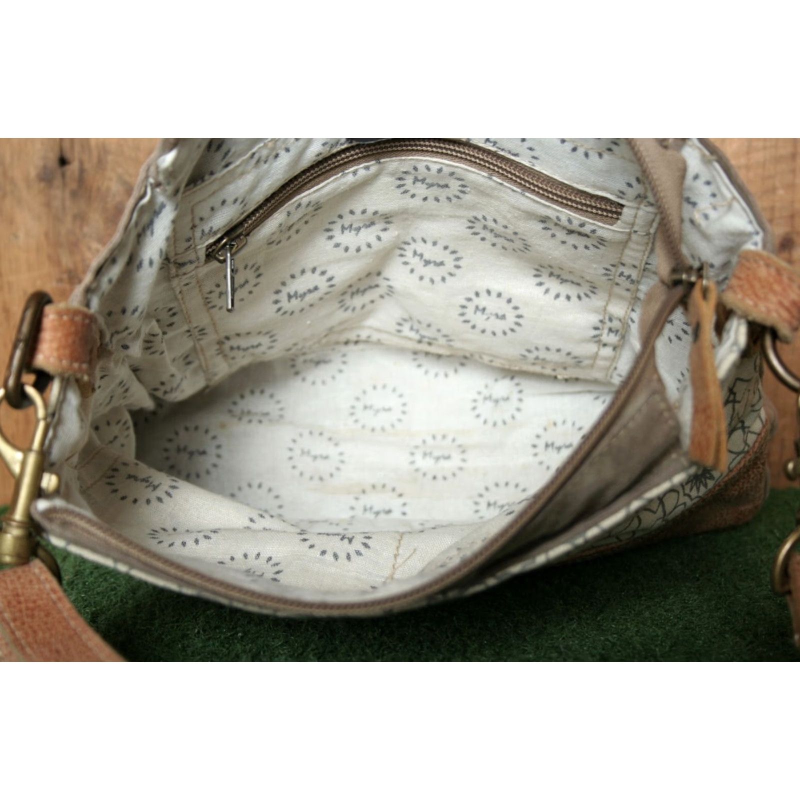 Vintage VINTAGE Myra Upcycled Canvas & Leather Adjustable Strap Shoulder or Crossbody Bag Size ONE SIZE - 7 Thumbnail