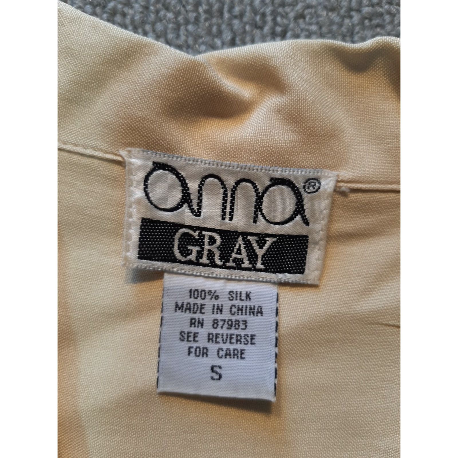 Vintage Anna Gray Short Sleeve Top Silk Button-Up Padded Shoulders Pocket Womens Small S Beige Shirt Size S / US 4 / IT 40 - 3 Thumbnail