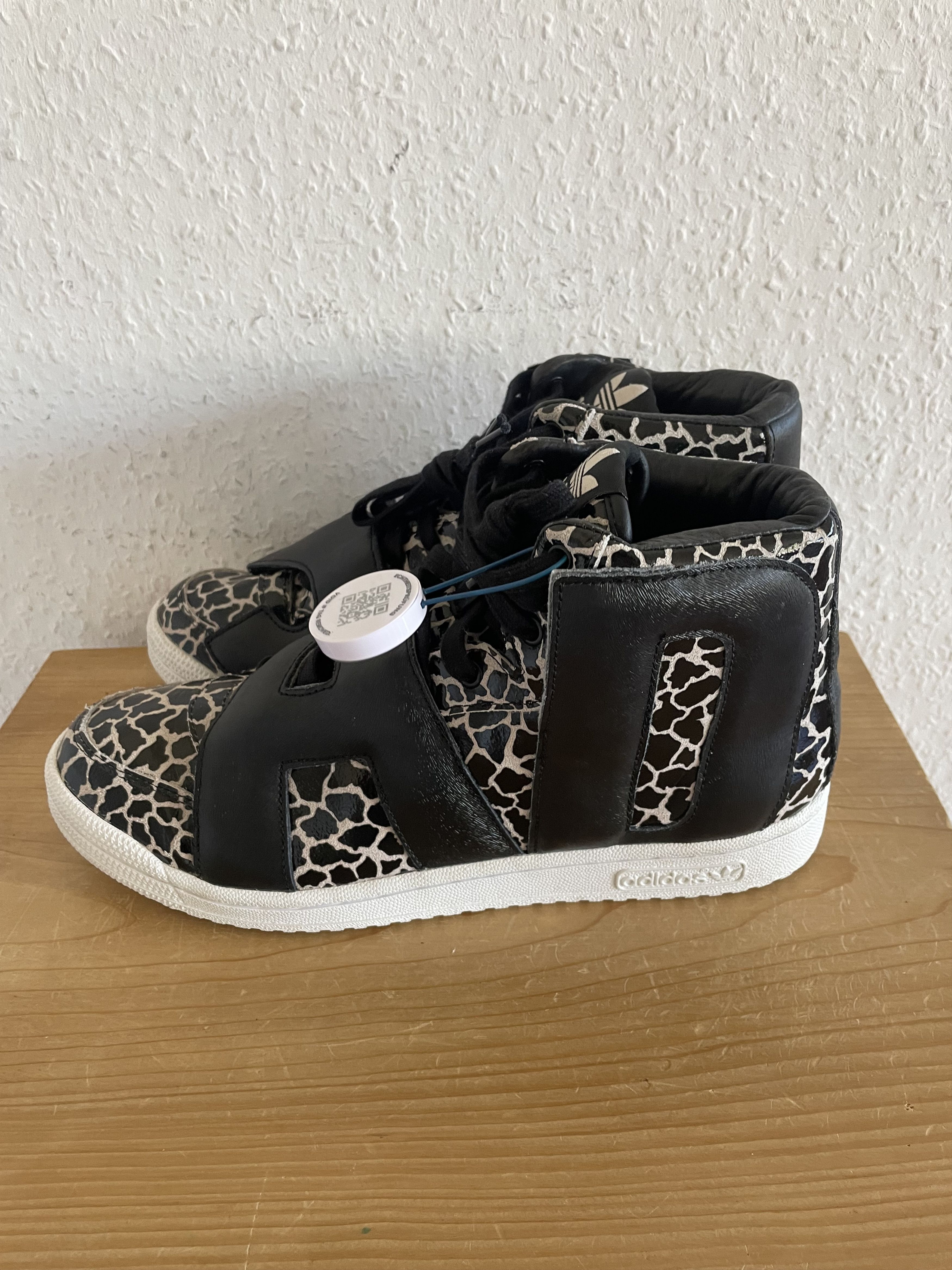 Adidas × Jeremy Scott JS Letters Giraffe Size US 9 / EU 42 - 2 Thumbnail