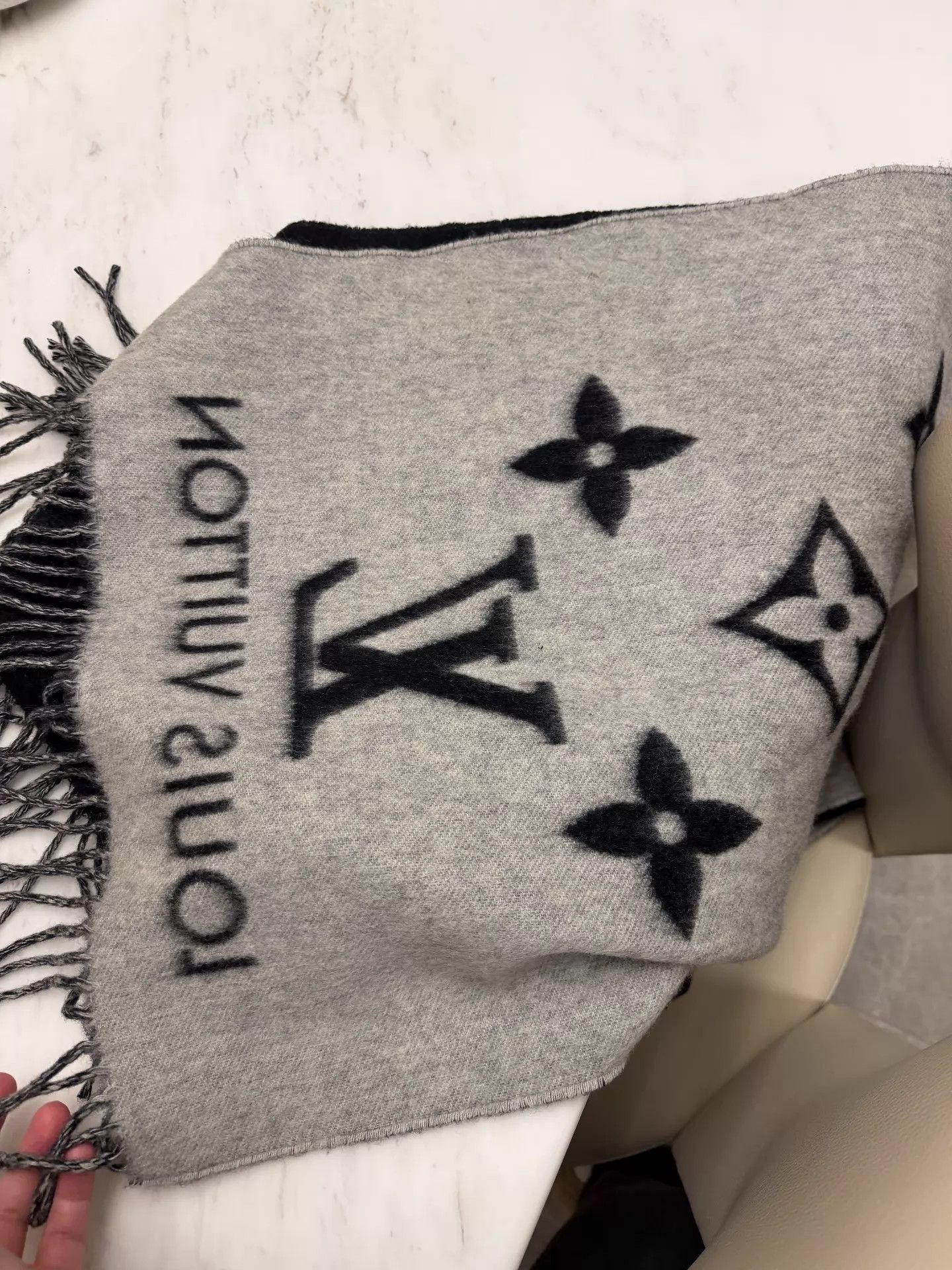 Louis Vuitton Louis Vuitton Monogram Wool Scarf Size ONE SIZE - 3 Thumbnail