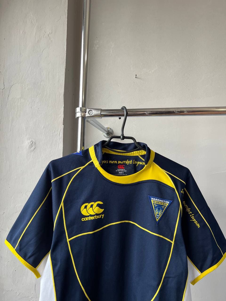 Canterbury of New Zealand 2009 WARRINGTON WOLVES RUGBY LEAGUE MENS SHIRT JERSEY SIZE S Size US S / EU 44-46 / 1 - 3 Thumbnail