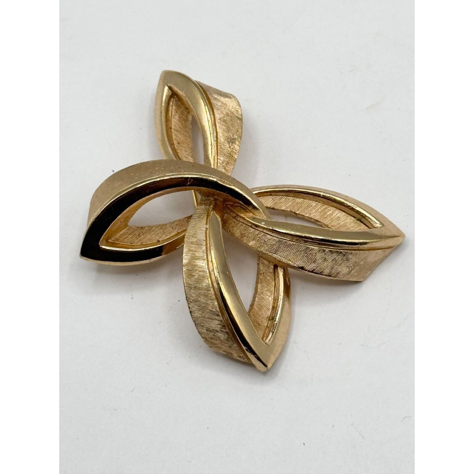 Vintage Vintage Crown Trifari Brushed Gold Brooch Pin Size ONE SIZE - 2 Thumbnail