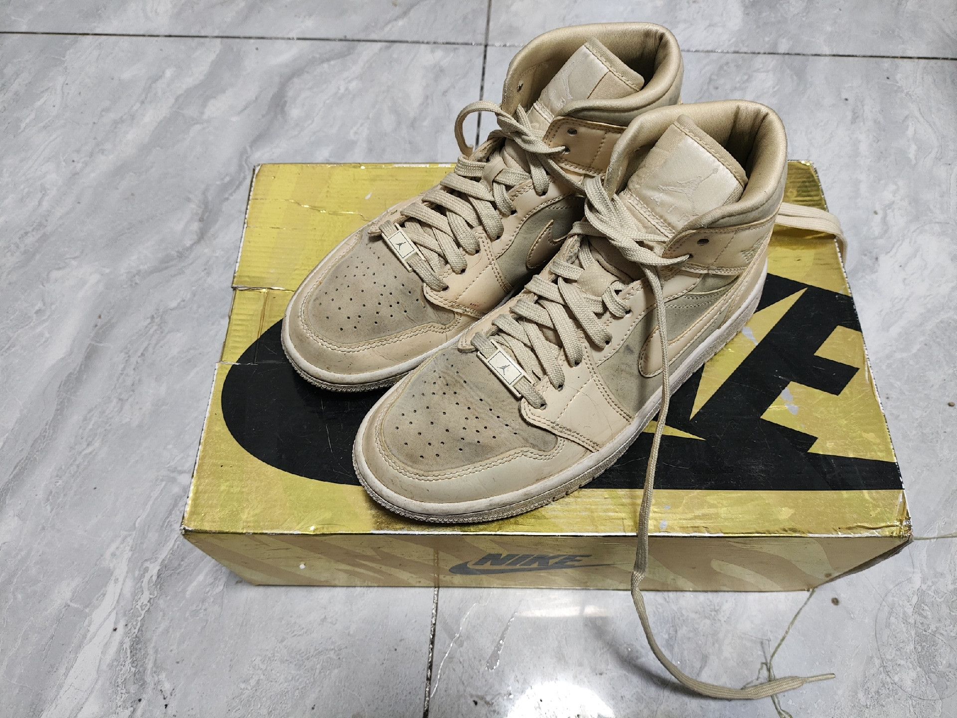 Jordan Brand Jordan Brand Yellow Lowtop Sneakers us_7-5 Women Size US 7.5 / IT 37.5 - 1 Thumbnail
