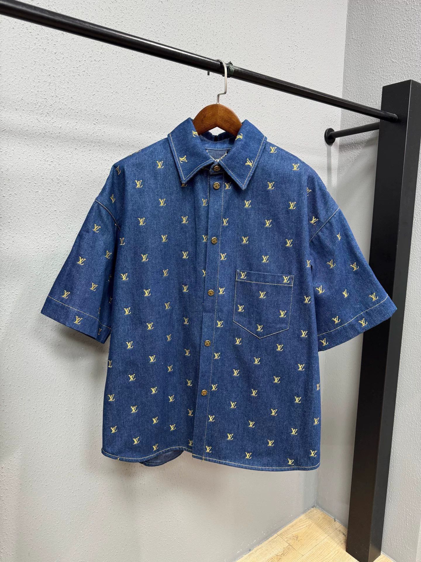 Louis Vuitton louis vuitton x pharrell denim shirt Size US XL / EU 56 / 4 - 1 Thumbnail