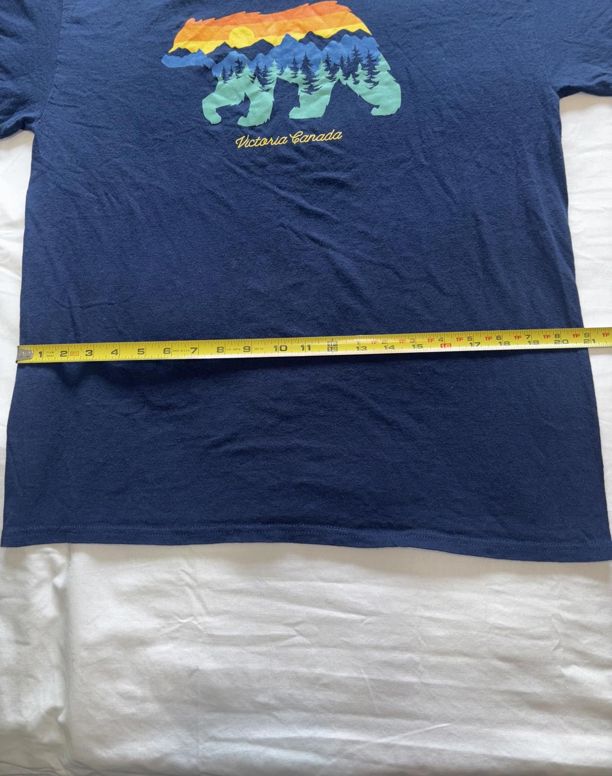 Designer Vintage Victoria Canada Bear Graphic Tee Size US L / EU 52-54 / 3 - 5 Thumbnail