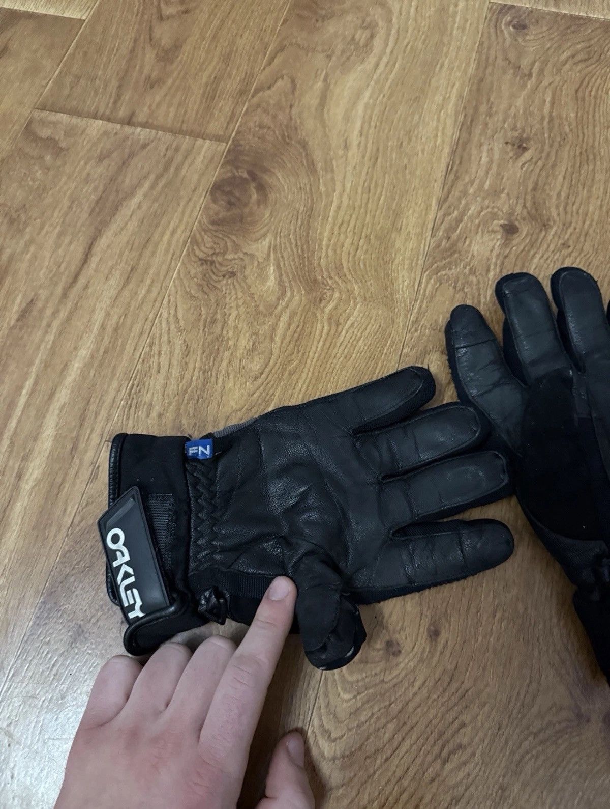 Oakley Oakley Ski Gloves Motorcycle Huge Logo FN Dry Sz L Size ONE SIZE - 4 Thumbnail