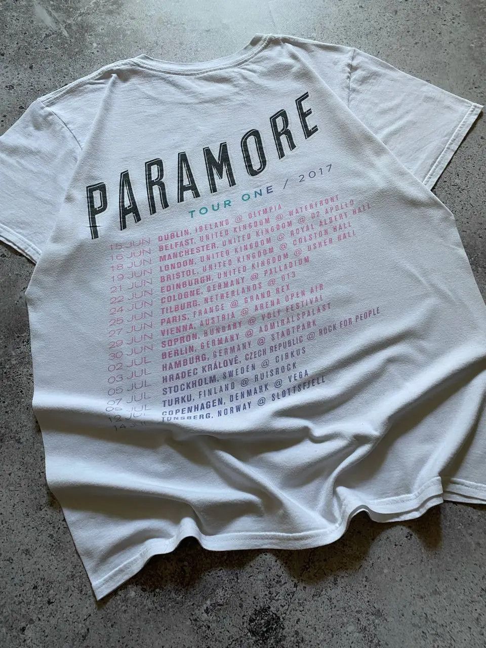 Band Tees PARAMORE TOUR ONE ROCK BAND T SHIRT Size US M / EU 48-50 / 2 - 5 Thumbnail