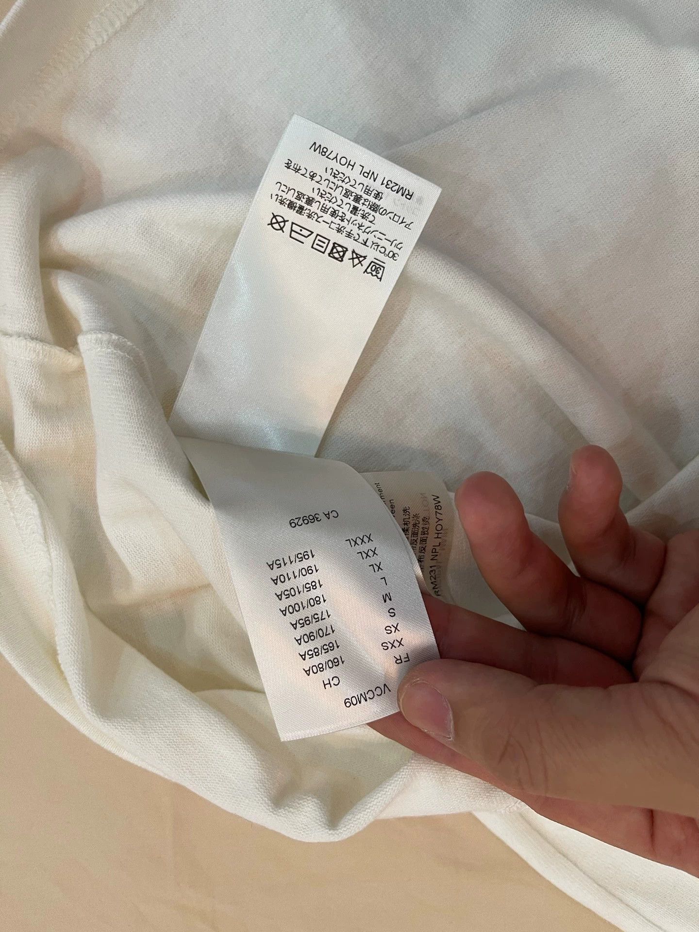 Louis Vuitton LV 2023 Rainbow Logo White M Tee Size US M / EU 48-50 / 2 - 8 Thumbnail