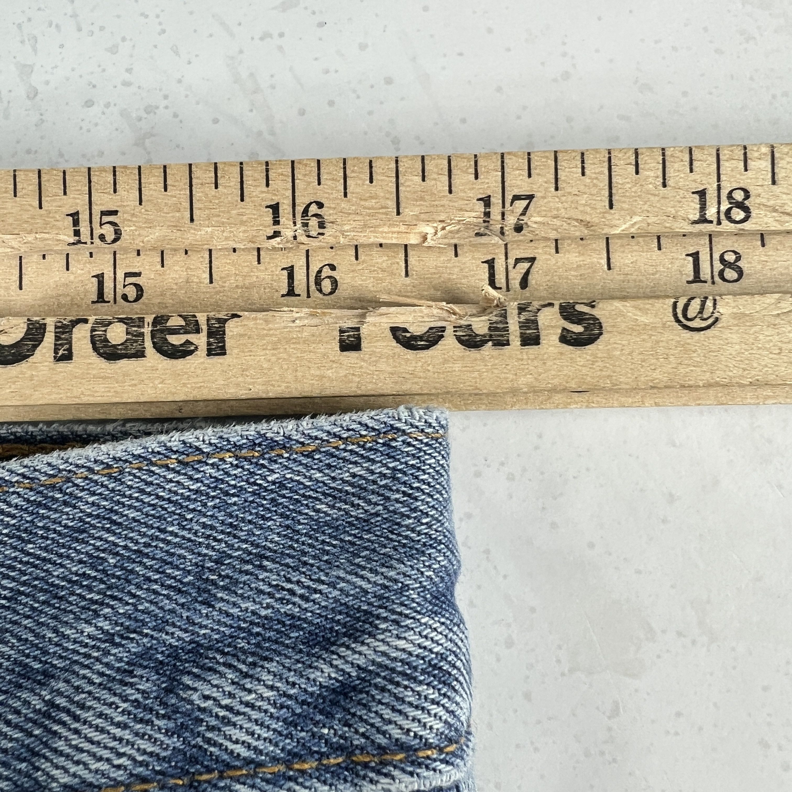 Levi's × Vintage Y2K Levi's Jeans 550 Relaxed Blue Faded Cotton Denim Size US 33 - 22 Thumbnail