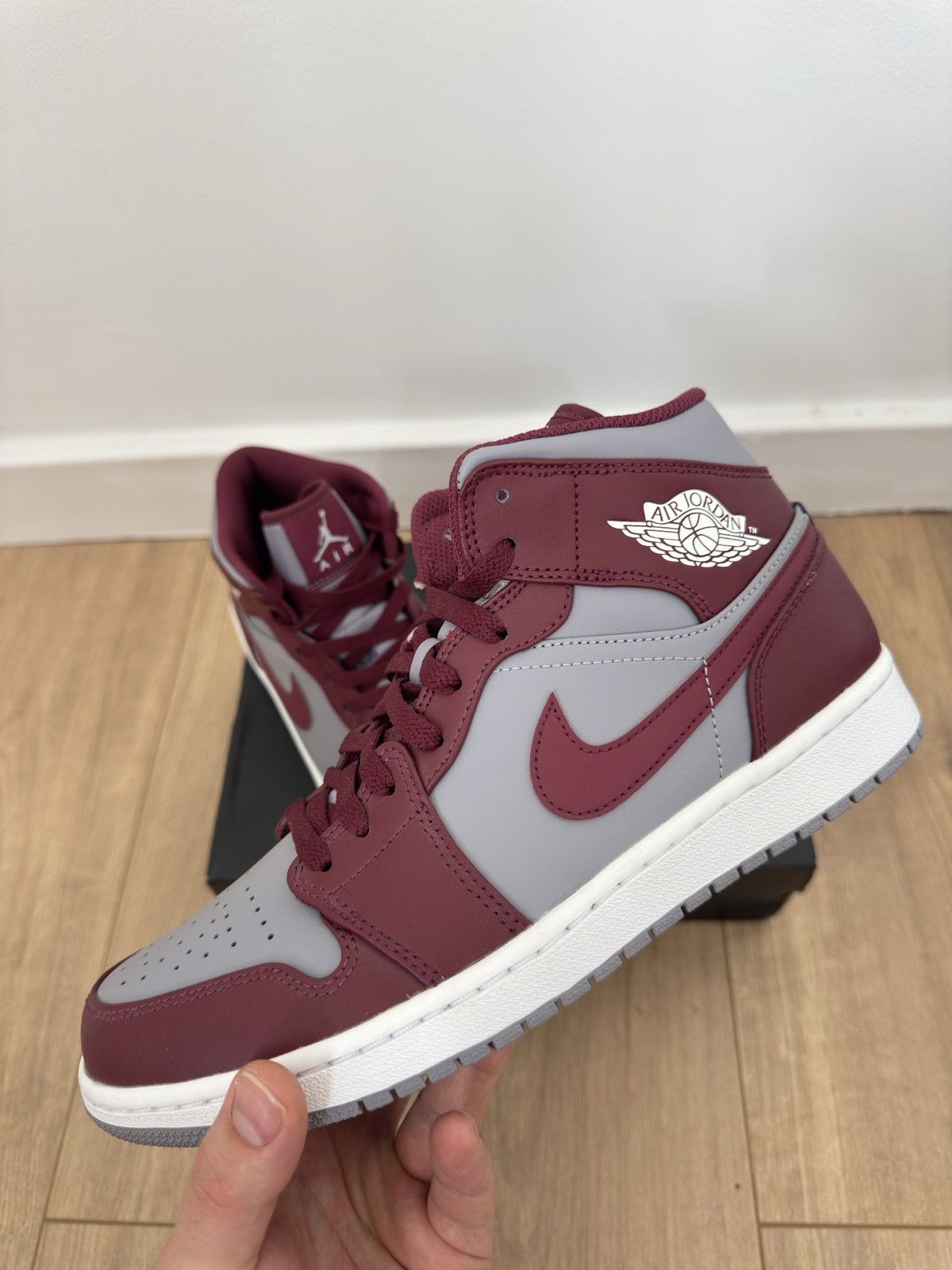 Jordan Brand Nike Air Jordan Retro 1 Mid Uk 8.5 Size US 9 / EU 42 - 2 Thumbnail