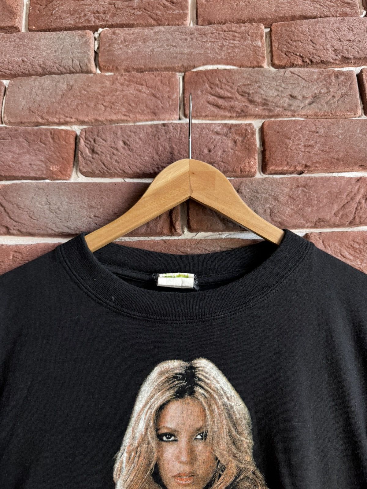 Vintage Vintage 2003 Shakira Tour Of The Mongoose T-Shirt Pop Band Size US L / EU 52-54 / 3 - 7 Thumbnail