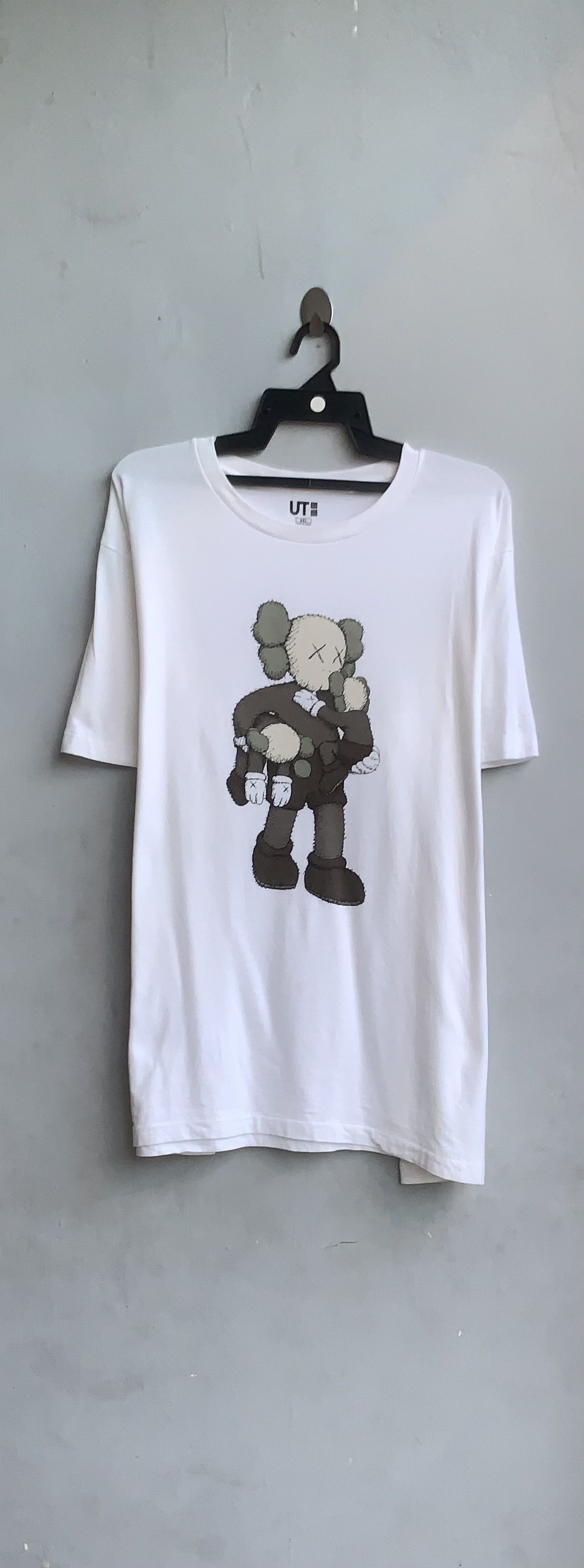 Kaws × Uniqlo Kaws Uniqlo Shirt Size US XL / EU 56 / 4 - 1 Thumbnail