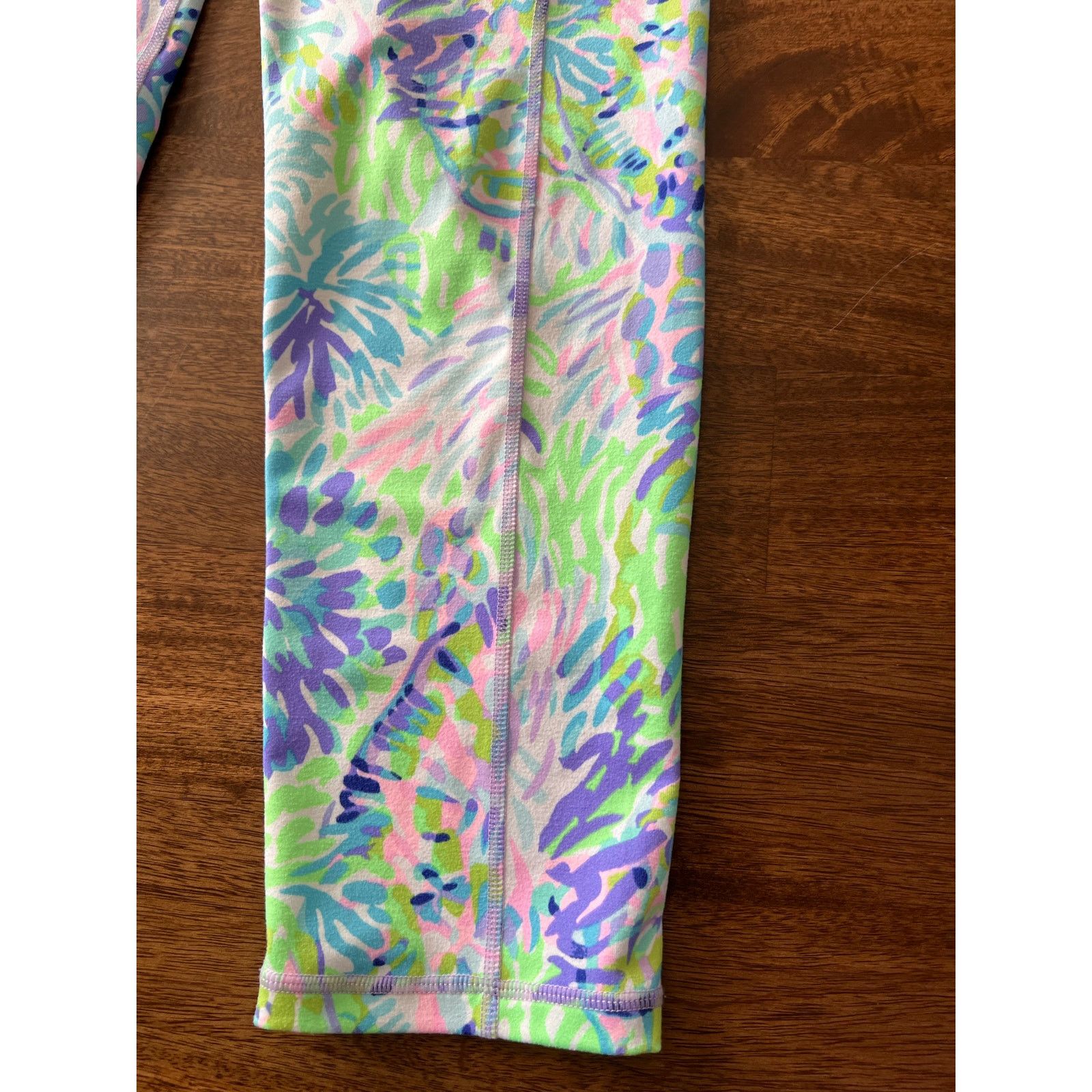 Lilly Pulitzer Lilly Pulitzer Shell Of a Party Luxletic Cropped Pant Medium Size 26" / US 2 / IT 38 - 3 Thumbnail