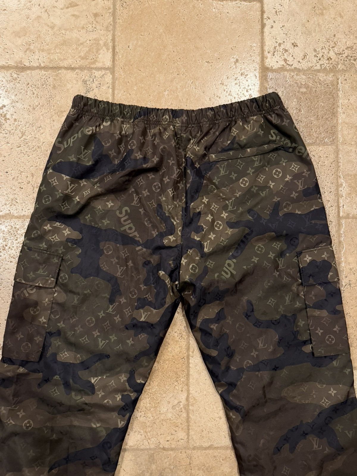 Louis Vuitton × Supreme Louis Vuitton x Supreme Monogram Camo Nylon Jogger Pants Size US 36 / EU 52 - 9 Thumbnail