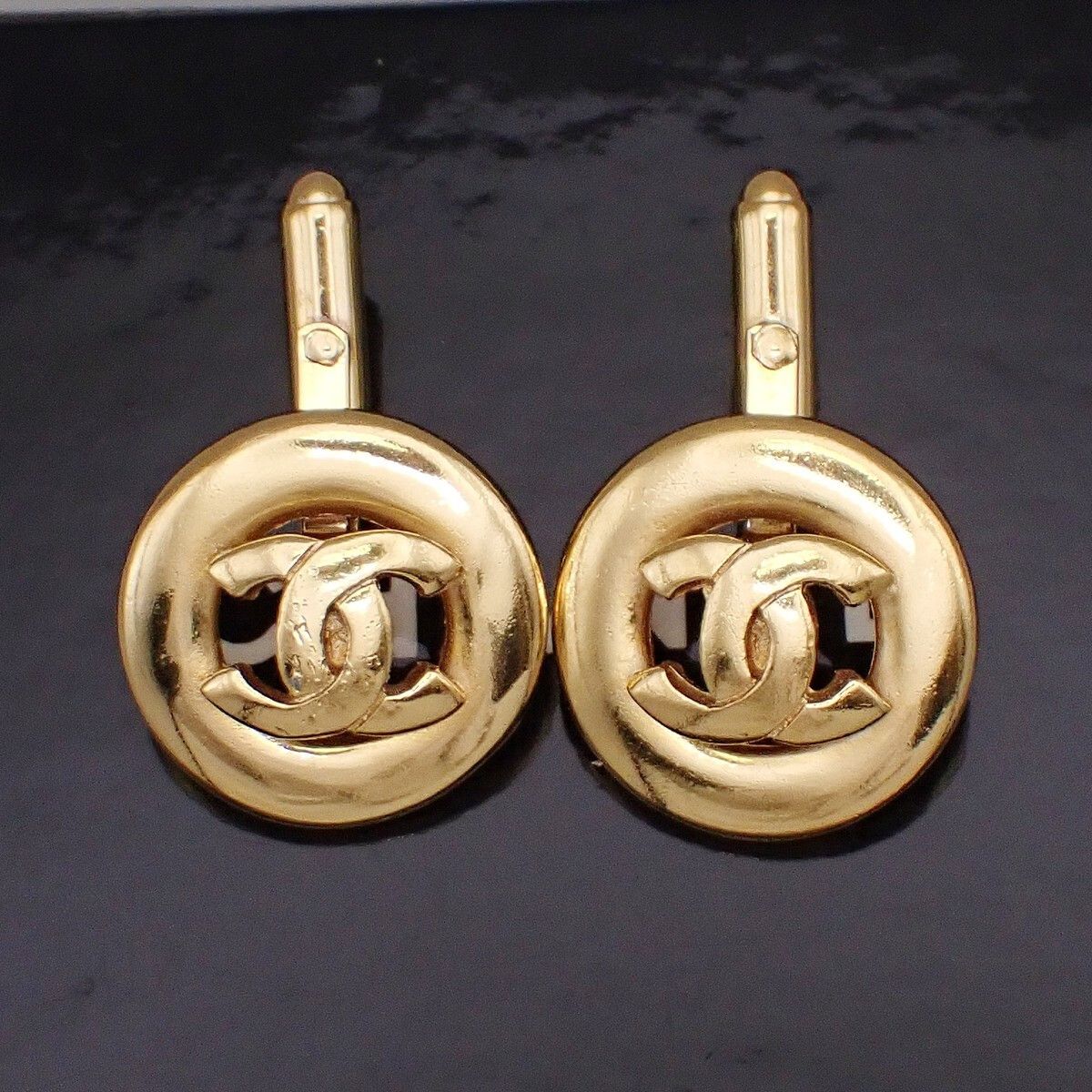 Chanel Chanel Vintage Logo Round Cufflinks Plated Gold Size ONE SIZE - 1 Thumbnail