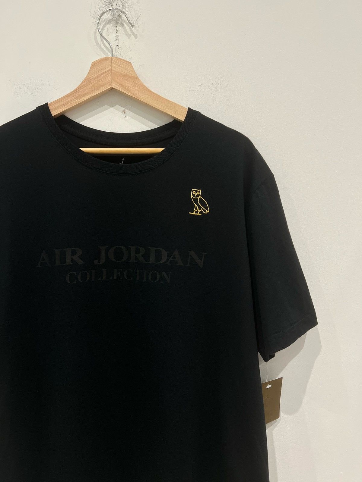 Jordan Brand × October's Very Own Air Jordan x OVO Tee Black/Metallic Gold Size: XL Size US XL / EU 56 / 4 - 2 Thumbnail