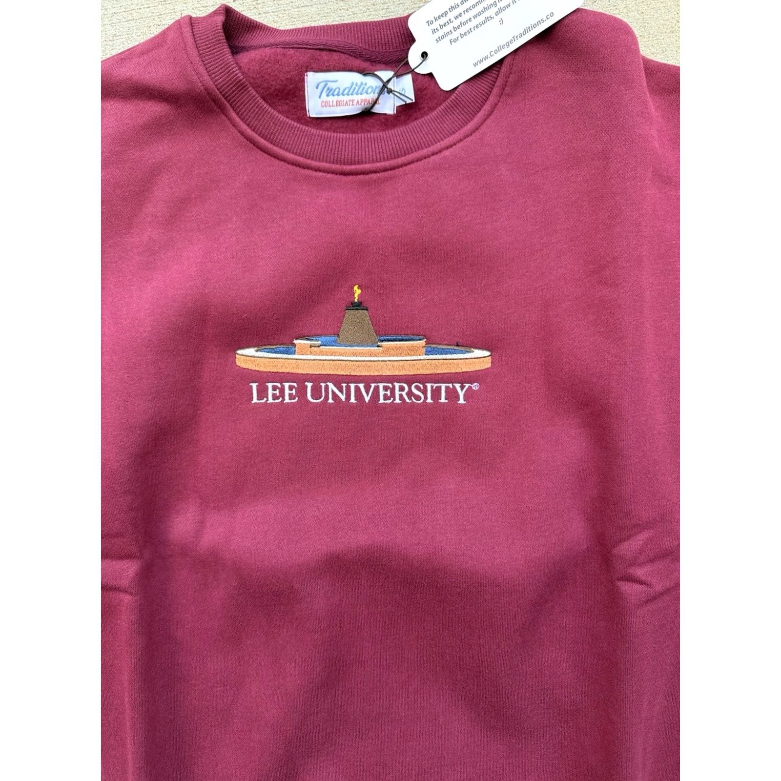 Lee Lee University Sweatshirt Unisex Adults Small Red Embroidered Traditions Collegiate Apparel Crewneck Pullover Graphic Print Blue Accents University Size US S / EU 44-46 / 1 - 3 Thumbnail