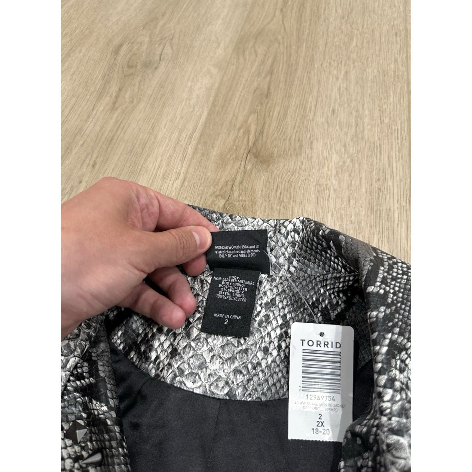 Torrid VINTAGE Wonder Woman 1984 Jacket Women 2XL Gray Slitherskin Studded Faux Leather Torrid Motorcycle Jacket Women Size XXL / US 16-18 / IT 52-54 - 7 Thumbnail