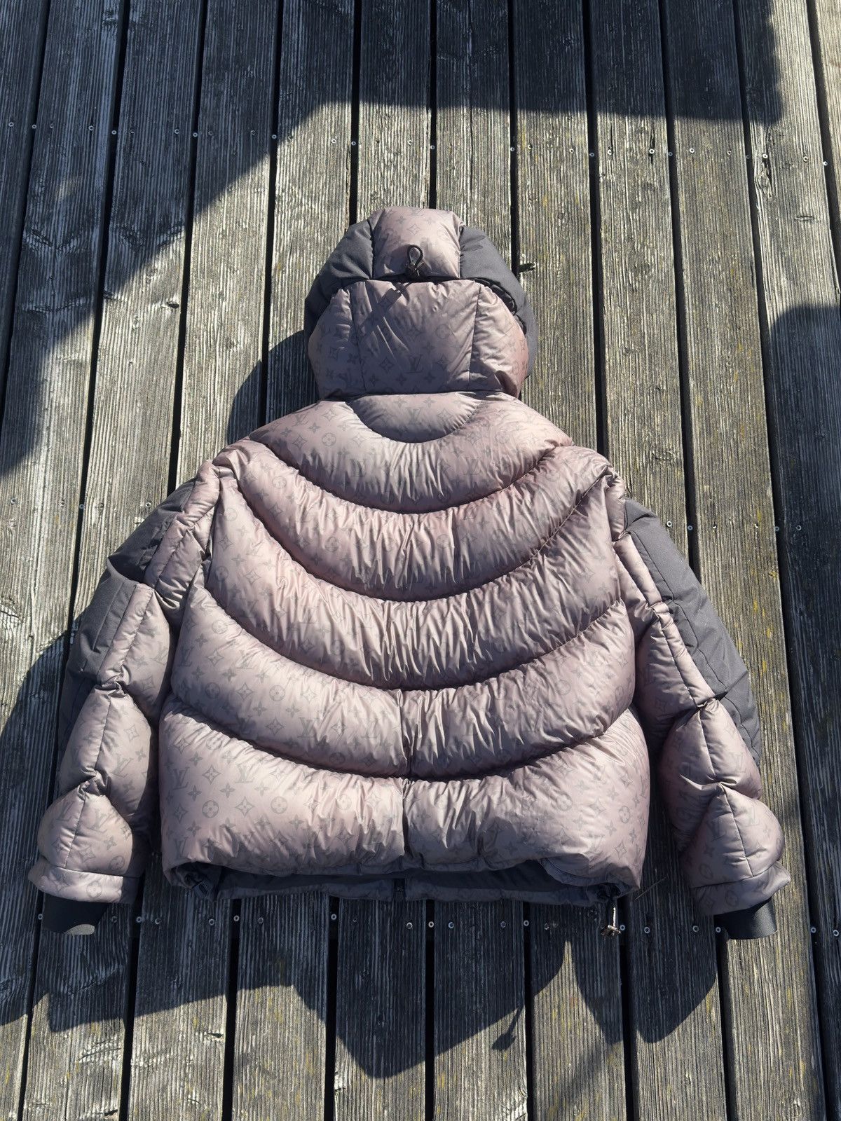 Louis Vuitton Louis Vuitton x Virgil Abloh - 2054 Heat reactive Puffer Size US M / EU 48-50 / 2 - 3 Thumbnail