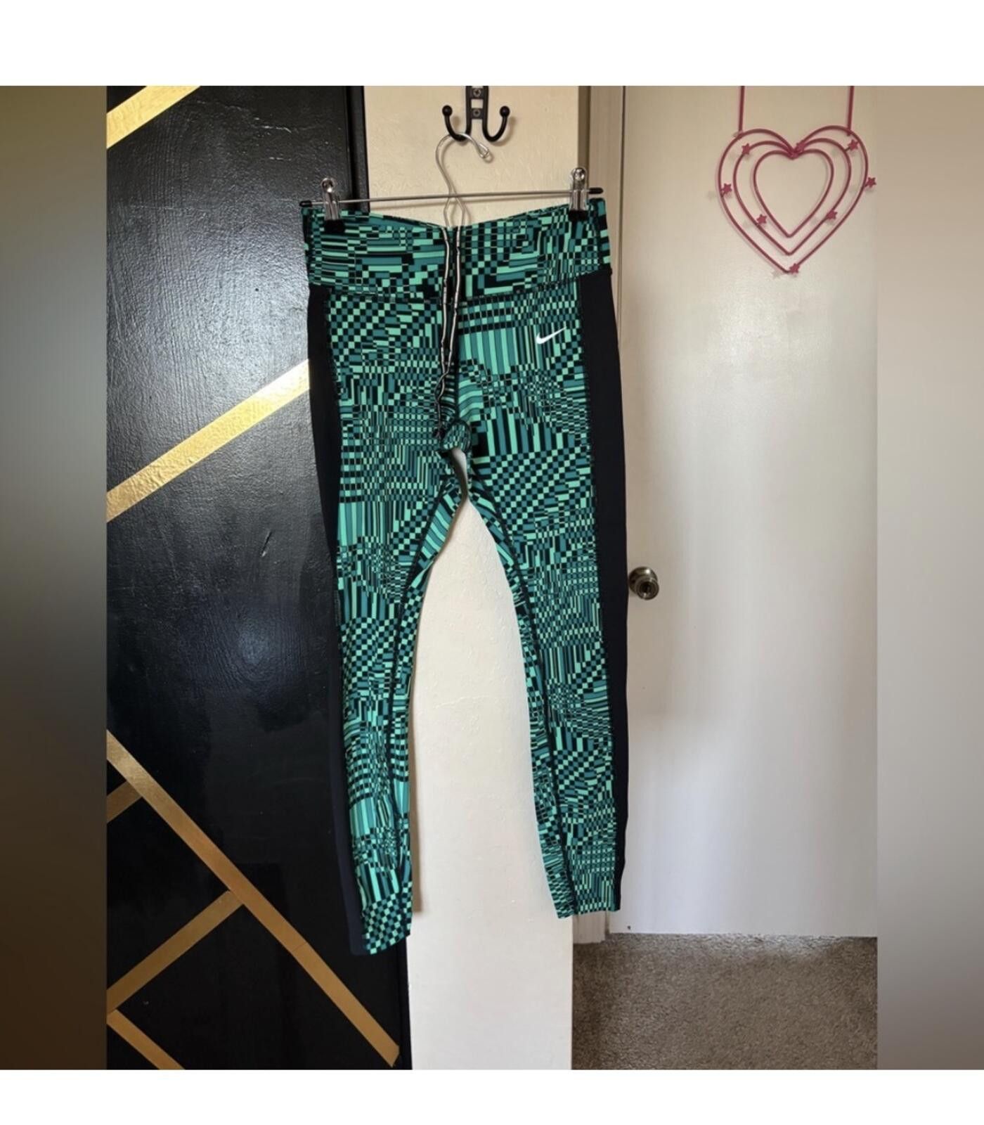 Nike (NIKE) Stylish Green Patterned womens Leggings Size 32" / US 10 / IT 46 - 1 Thumbnail