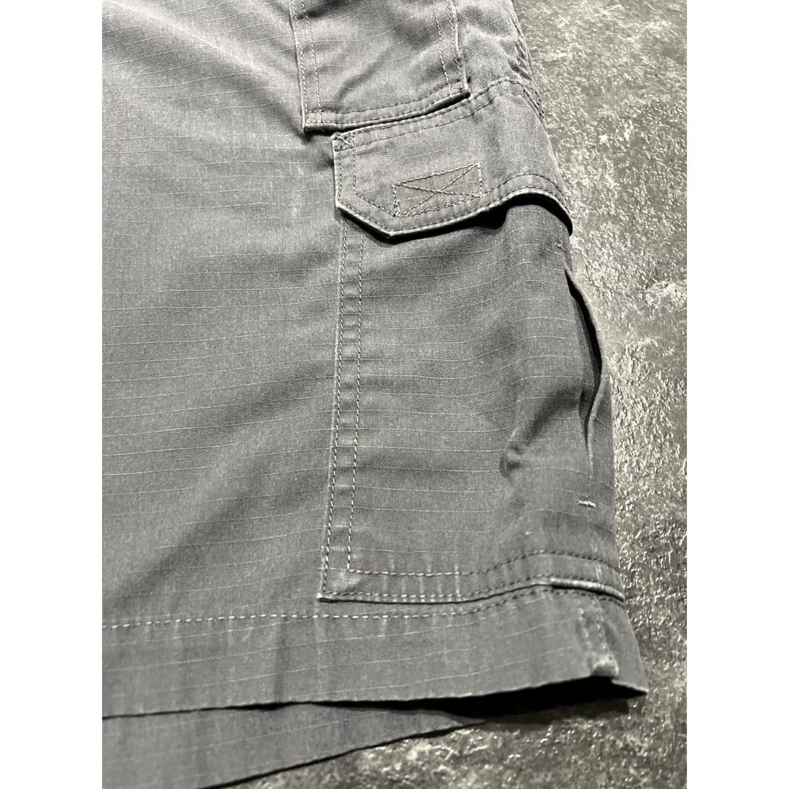 Vintage 5.11 Tactical Men's Ripstop Gray Shorts Size 40 Cargo Regular Low Rise 10 in Inseam Front Zip Belt Loops Vietnam Mens Size US 40 / EU 56 - 6 Thumbnail