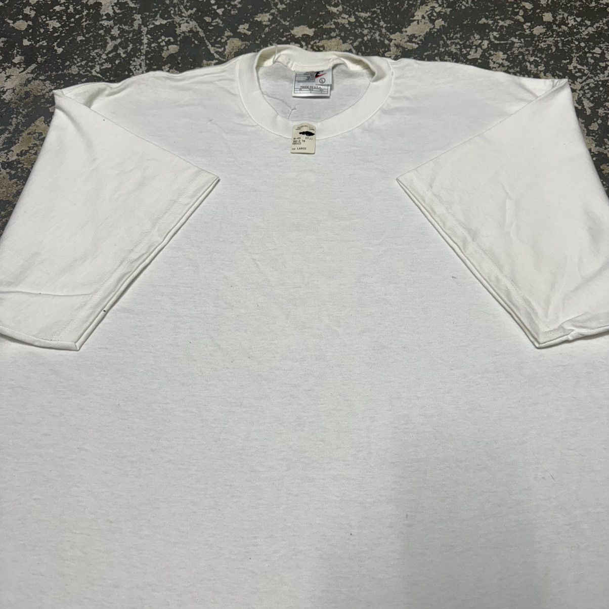 Nike Vintage Nike White Blank No Swoosh 90s Tshirt USA Size US L / EU 52-54 / 3 - 9 Thumbnail