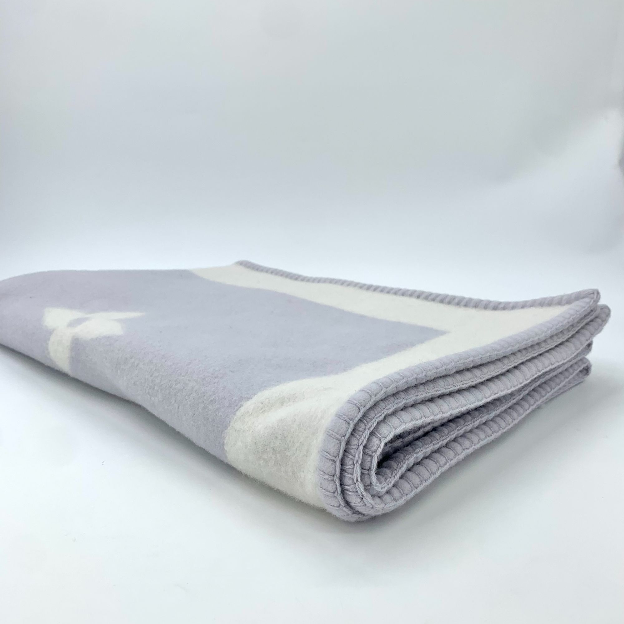 Louis Vuitton Louis Vuitton Light Purple Monogram Wool & Cashmere Blanket Size ONE SIZE - 9 Thumbnail
