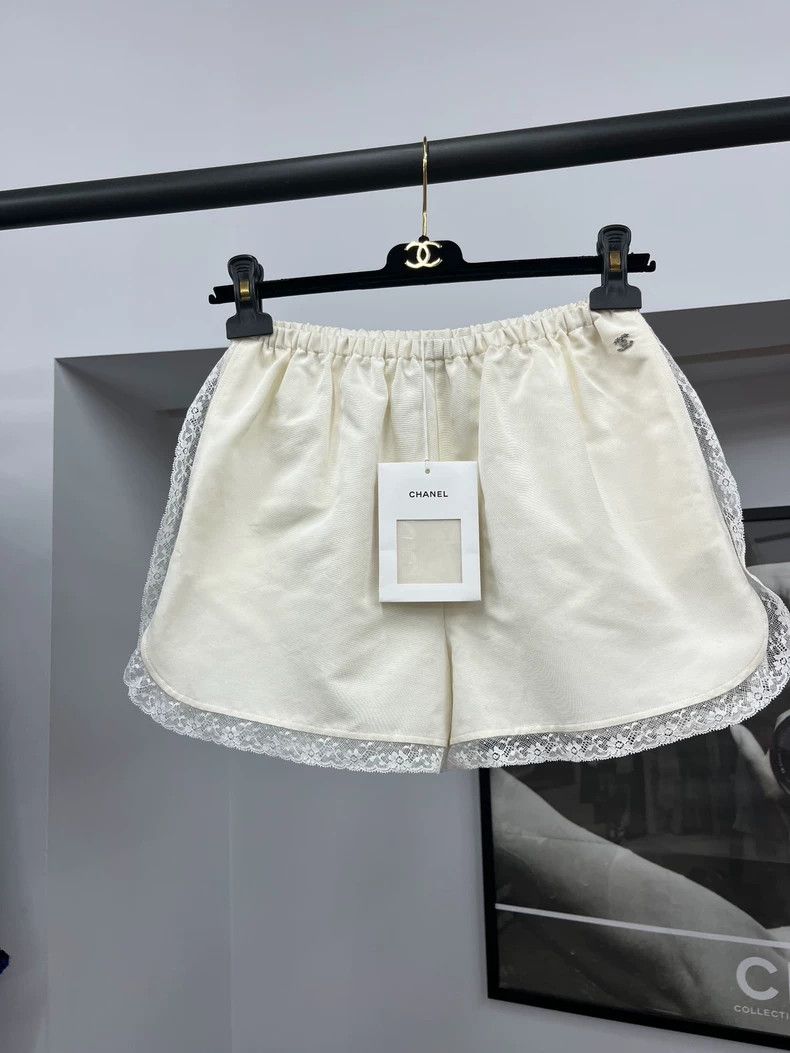 Chanel Chanel 23S white lace shorts Size 42" / US 20 - 1 Thumbnail