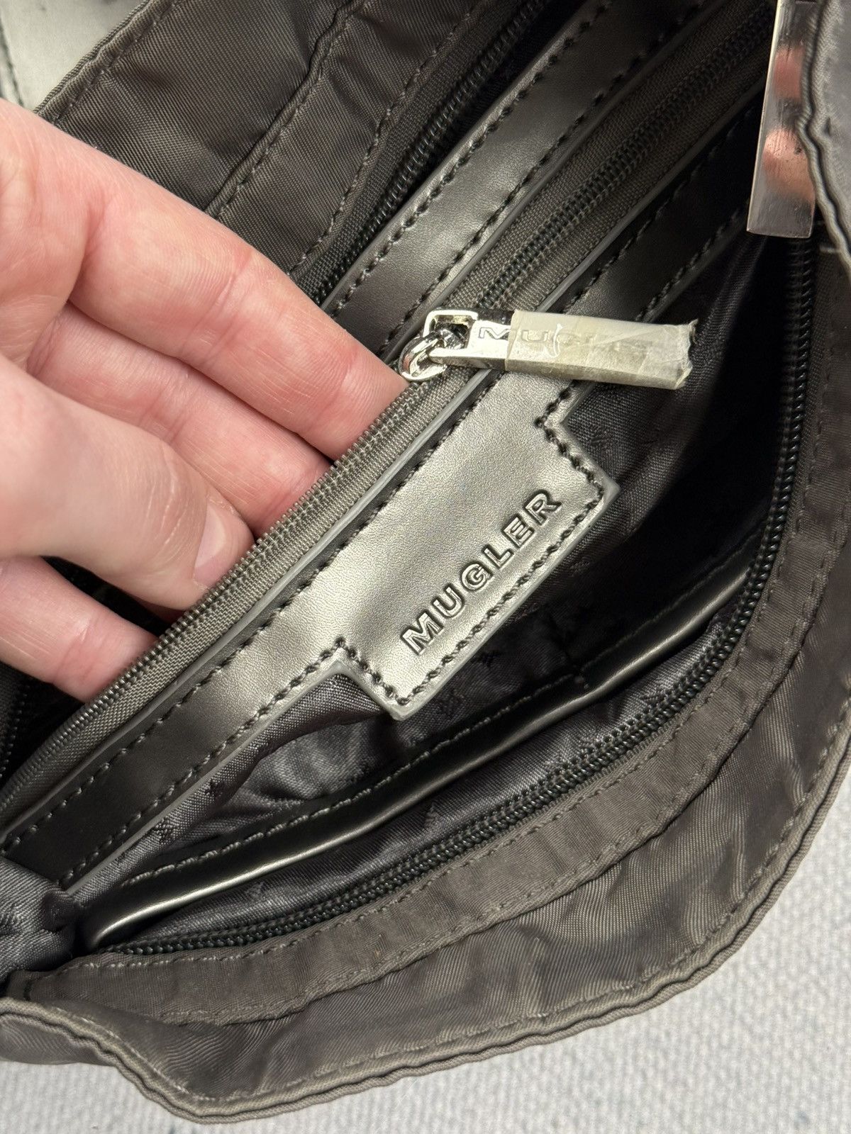 Mugler Vintage Mugler Star Logo Nylon Shoulder Bag Grey Crossbody Size ONE SIZE - 14 Thumbnail