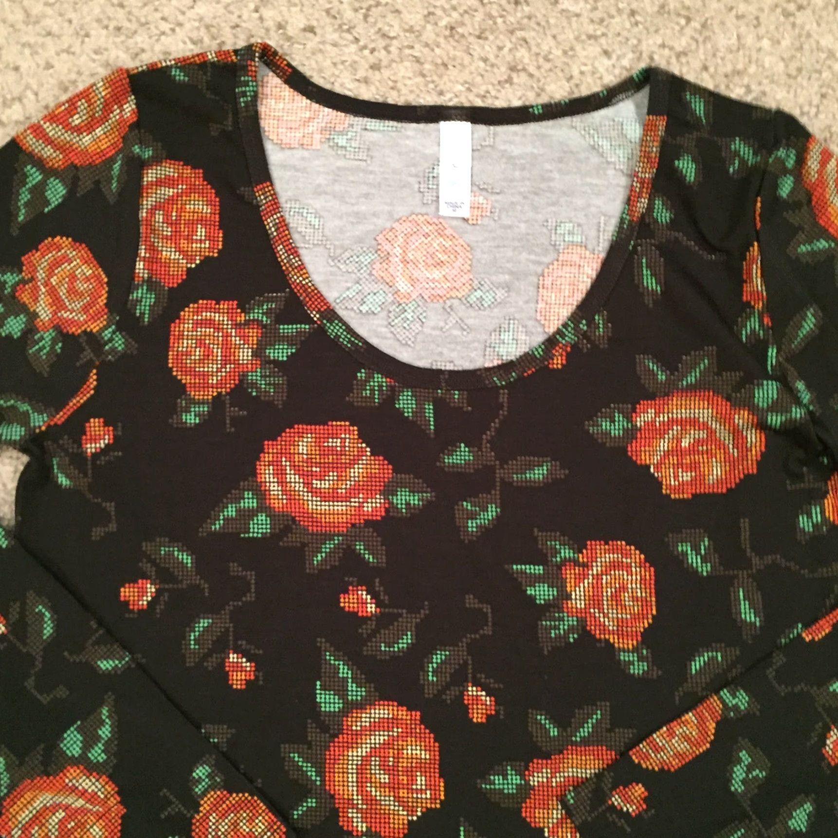 Vintage **LuLaRoe Lynnae Black Floral Long Sleeve T-Shirt Medium** User: LuLaRoe Lynnae Black Floral Long Sleeve T-Shirt Medium Size M / US 6-8 / IT 42-44 - 3 Thumbnail