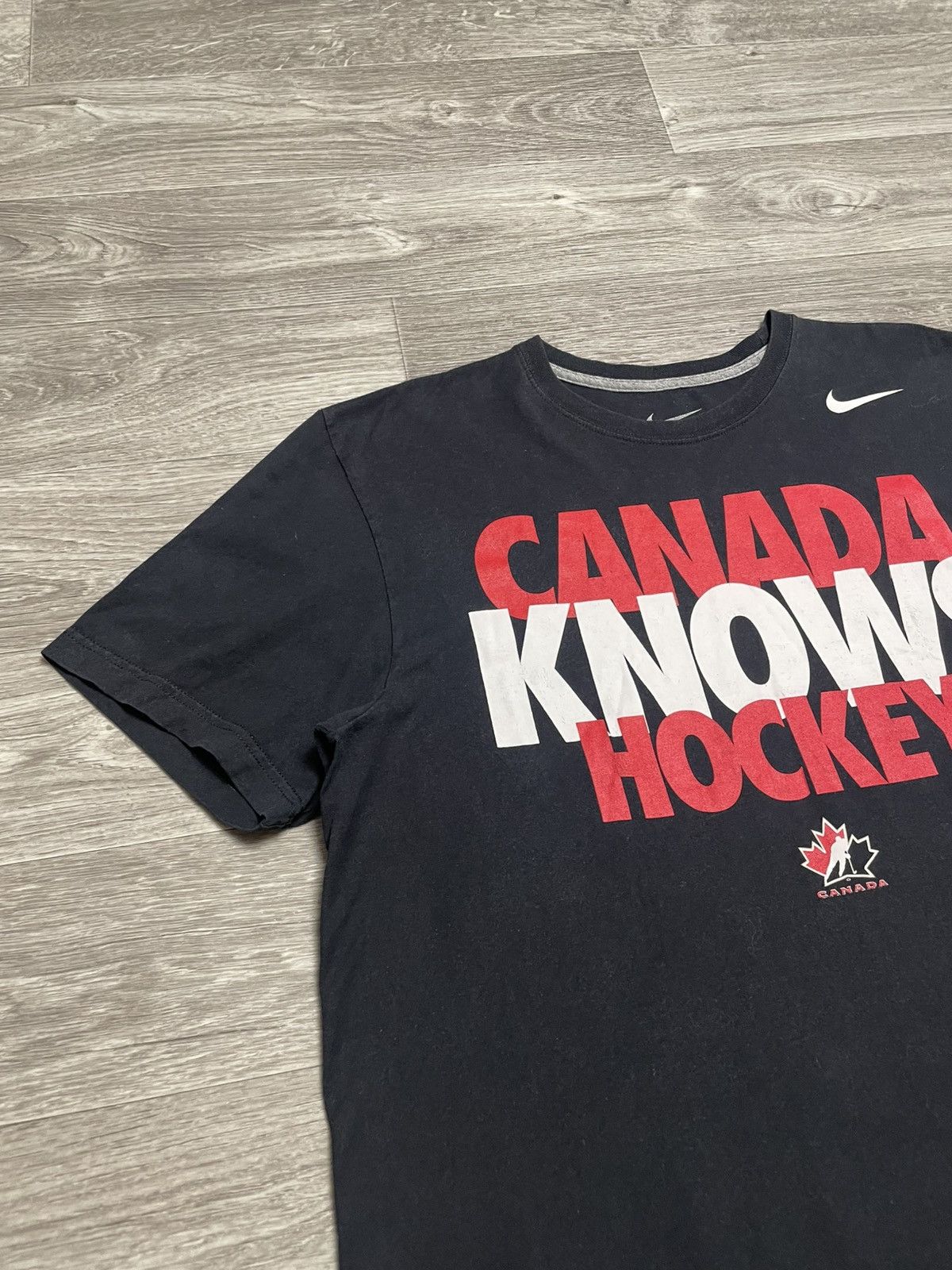 Nike Vintage Nike Canada Knows Hockey T-Shirt Size US L / EU 52-54 / 3 - 4 Thumbnail