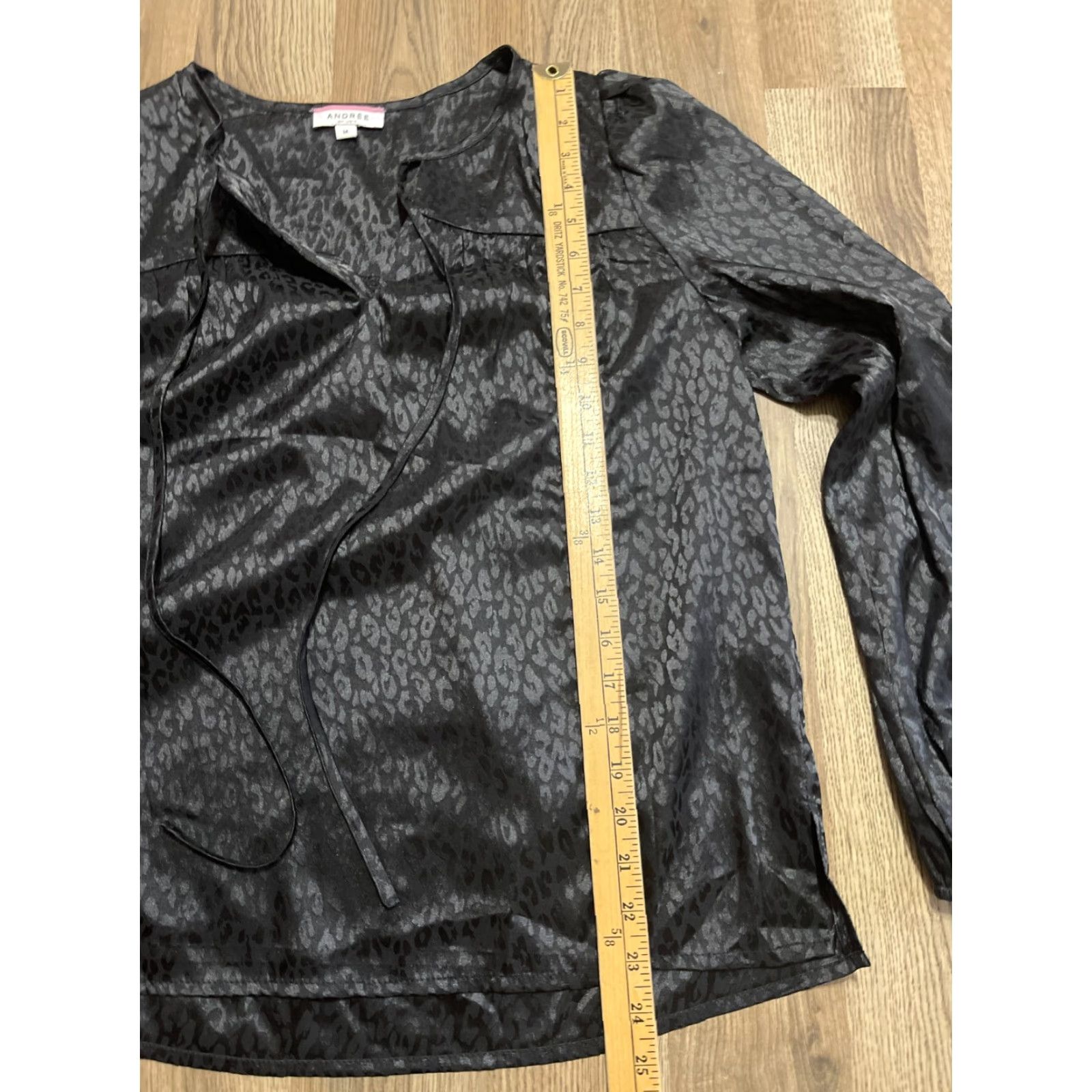 Vintage Andree By Unit Shirt Women's Size Medium Black Cheetah Long Sleeve V-Neck Pattern: Animal Print Modern Casual Mens Womens Boys Girls Size M / US 6-8 / IT 42-44 - 6 Thumbnail