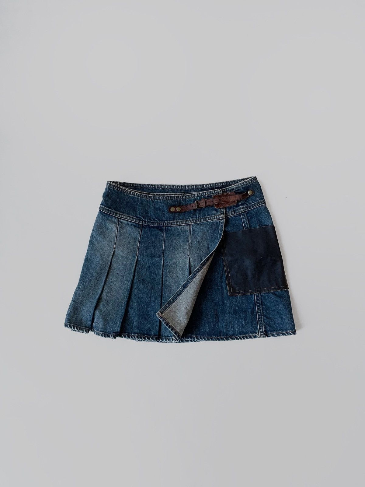Guess Vintage Y2K Guess denim mini skirt Size 25" / US 0 / IT 36 - 1 Thumbnail