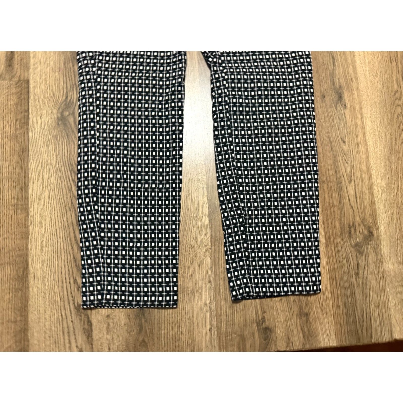 Express Express Pants Womens 6R Black White Straight Allover Print Flat Front Columnist Pants Casual Regular Inseam 26.5in Size 6R Black Express Womens Pants Size 28" / US 6 / IT 42 - 3 Thumbnail