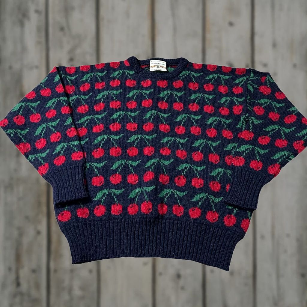 Greats VINTAGE 80s Knit Pics Edinburgh Great Britain Cherries AOP Wool Sweater 40 Blue L Womens Pullover Size L / US 10 / IT 46 - 1 Thumbnail