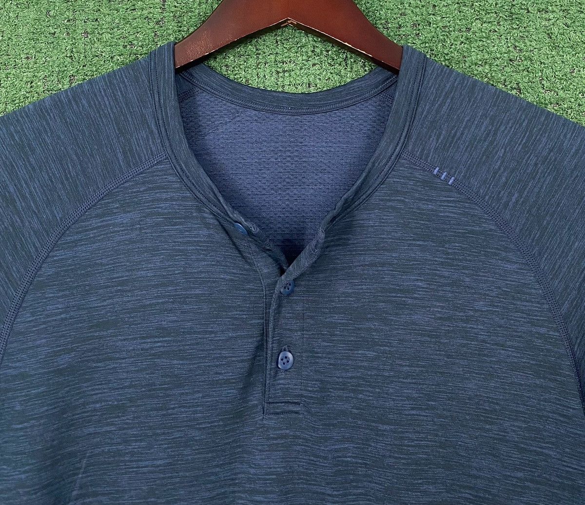 Lululemon Lululemon Metal Vent Henley Short Sleeve Shirt Navy Large Size US L / EU 52-54 / 3 - 2 Thumbnail