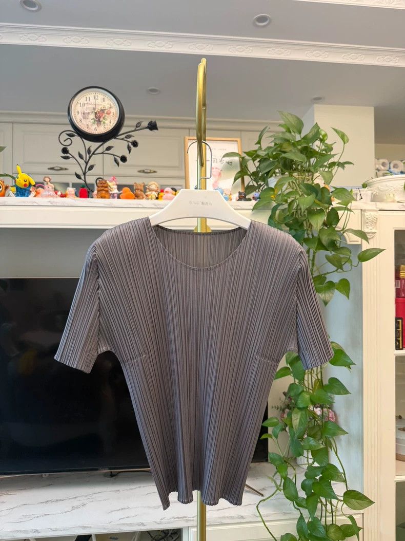 Issey Miyake Issey Miyake size:3 Grey pleated short-sleeved shirt Size XS / US 0-2 / IT 36-38 - 1 Thumbnail