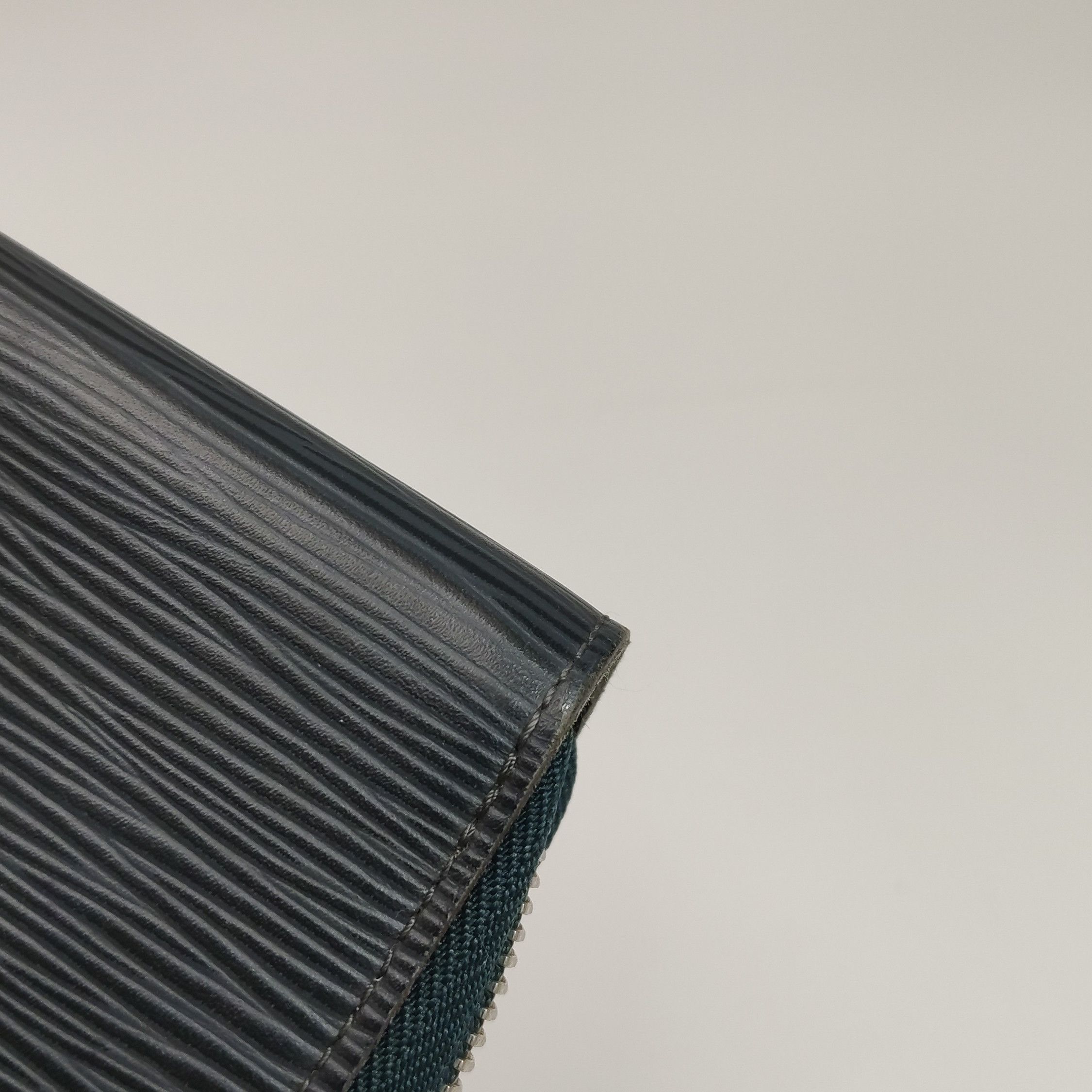Louis Vuitton Louis Vuitton (LV) Zippy cowhide ripple zipper clutch -y250 Size ONE SIZE - 8 Thumbnail