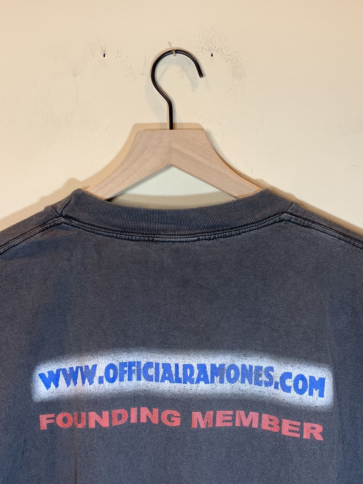 Band Tees × Vintage *RARE* Vintage 90s Ramones Faded Distressed Band T-Shirt XL Size US XL / EU 56 / 4 - 4 Thumbnail